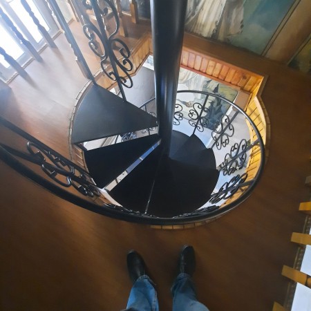 Винтовая компактная лестница из металла A-52